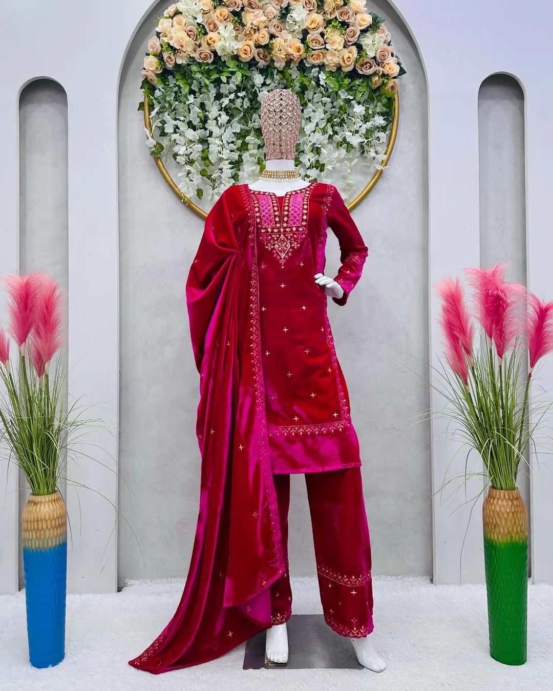 Ressentez l'amour Ressentez l'expérience avec cet ensemble kurti en velours 3 pièces
