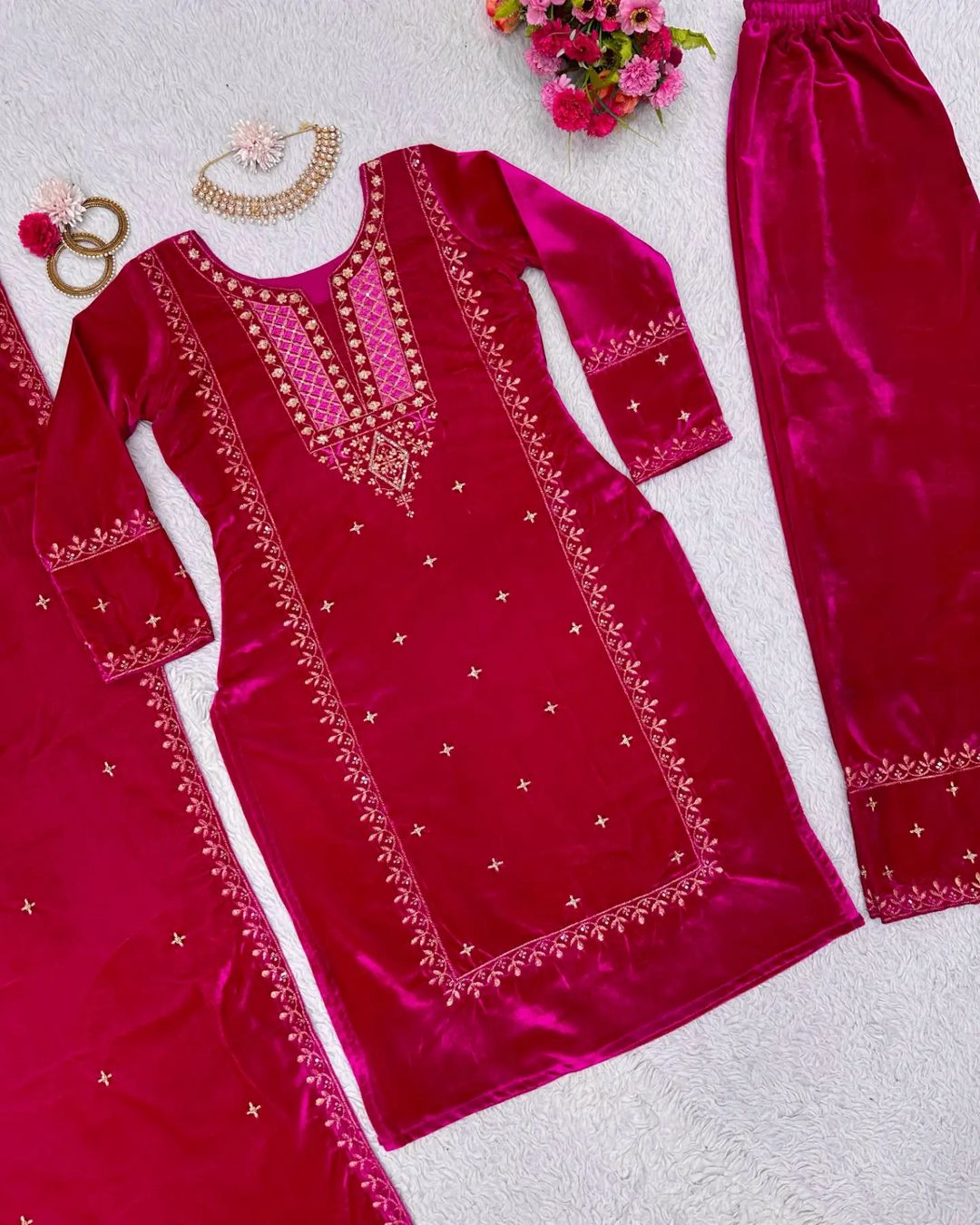 Ressentez l'amour Ressentez l'expérience avec cet ensemble kurti en velours 3 pièces
