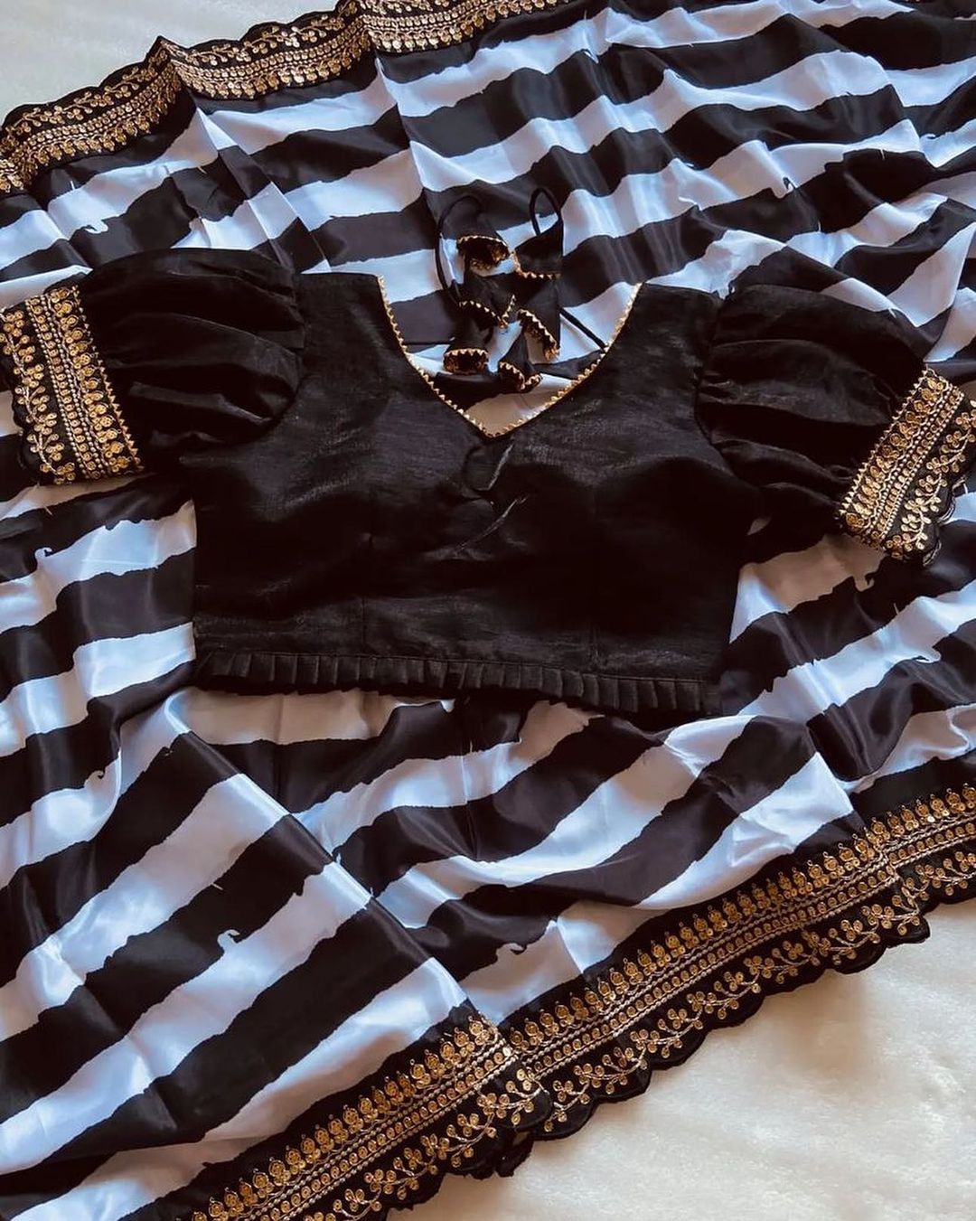 Élégance satinée : Sari en soie satinée douce avec impression numérique, cordon Zari et dentelle à paillettes