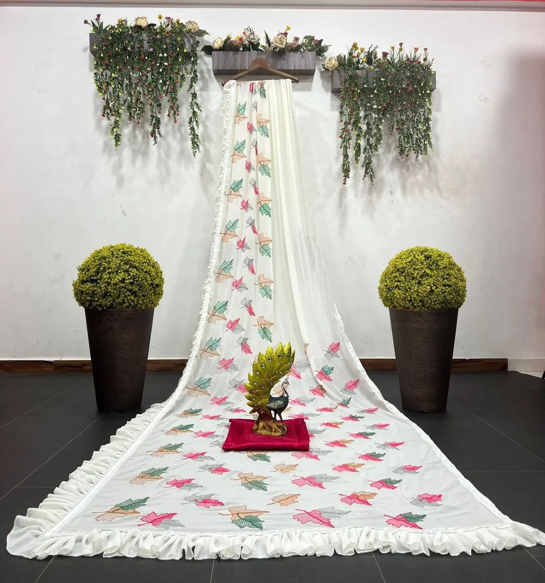 Harmonie gracieuse : Saree de créateur à volants avec Thred et séquence sur fausse georgette