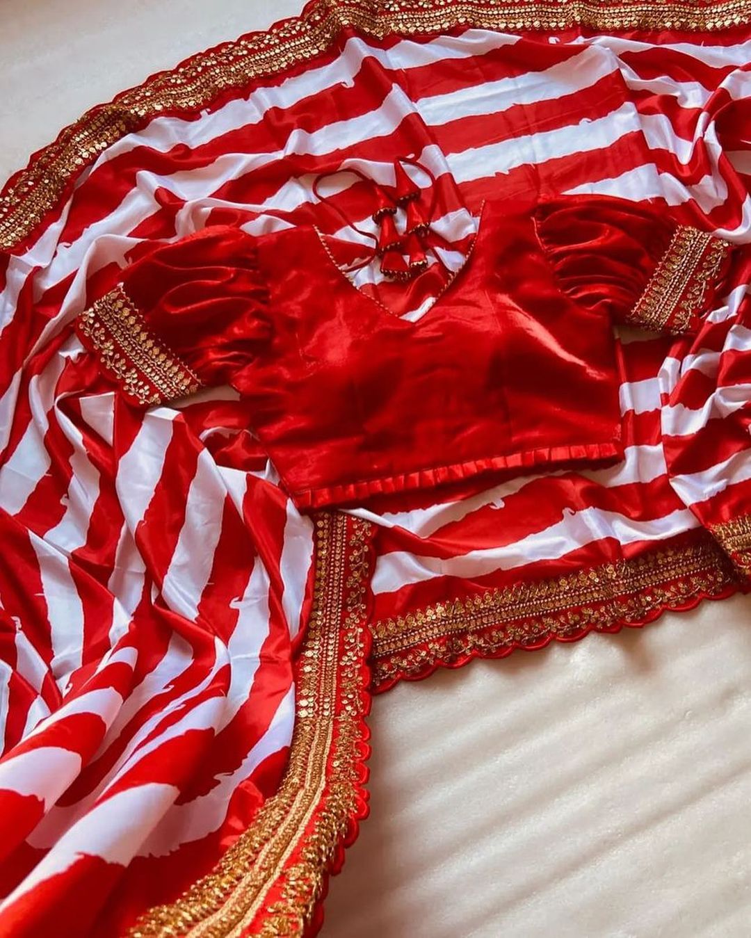 Élégance satinée : Sari en soie satinée douce avec impression numérique, cordon Zari et dentelle à paillettes