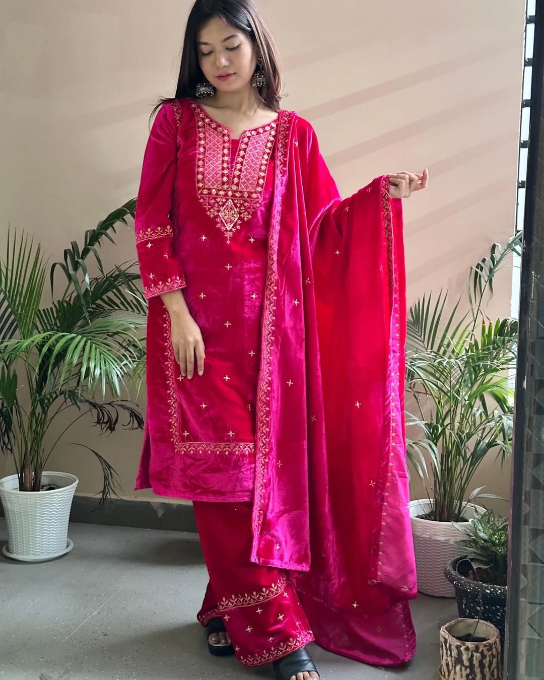 Ressentez l'amour Ressentez l'expérience avec cet ensemble kurti en velours 3 pièces