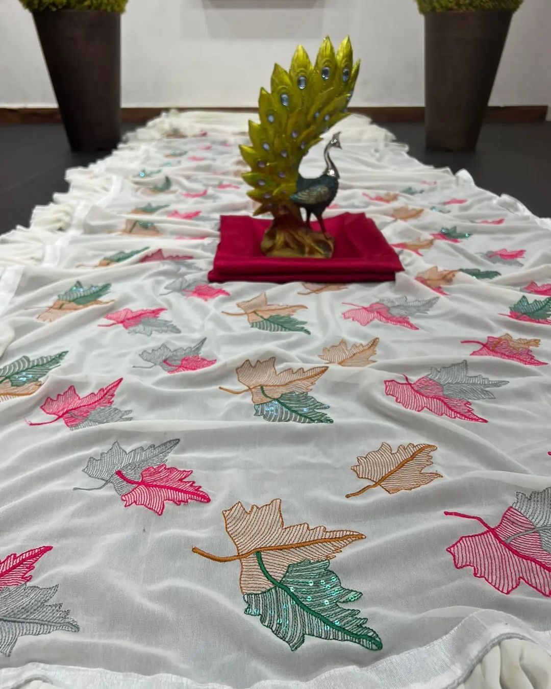 Harmonie gracieuse : Saree de créateur à volants avec Thred et séquence sur fausse georgette