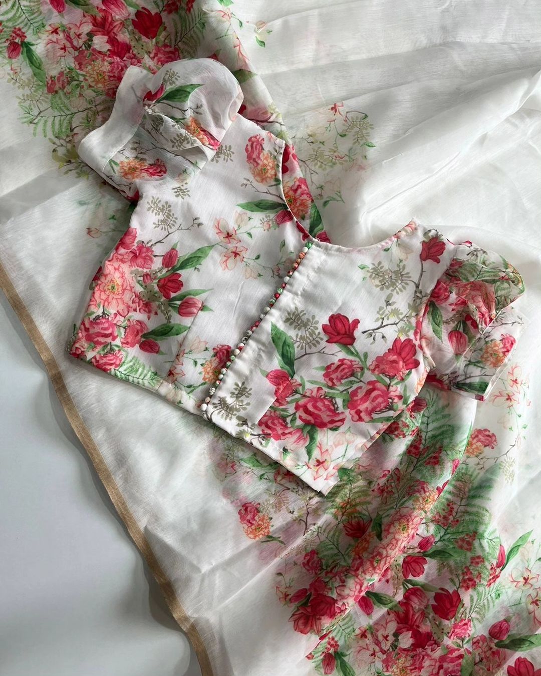 Magnifique Saree de créateur avec imprimé floral et chemisier imprimé cousu