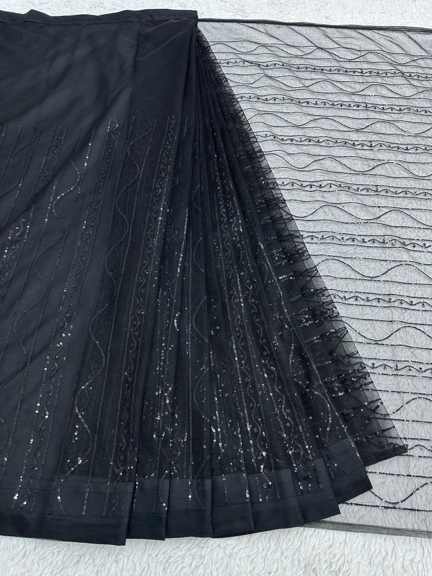 Magnifique Saree en filet de couleur noire prêt à porter