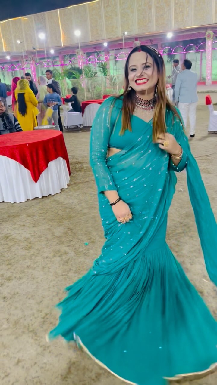Élégance opulente : ensemble de fausse georgette avec fil, séquence et rivet Moti Work Prêt-à-porter Lehenga Saree pour un glamour sans effort !