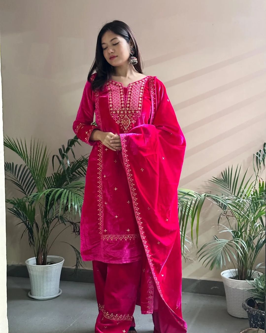 Ressentez l'amour Ressentez l'expérience avec cet ensemble kurti en velours 3 pièces