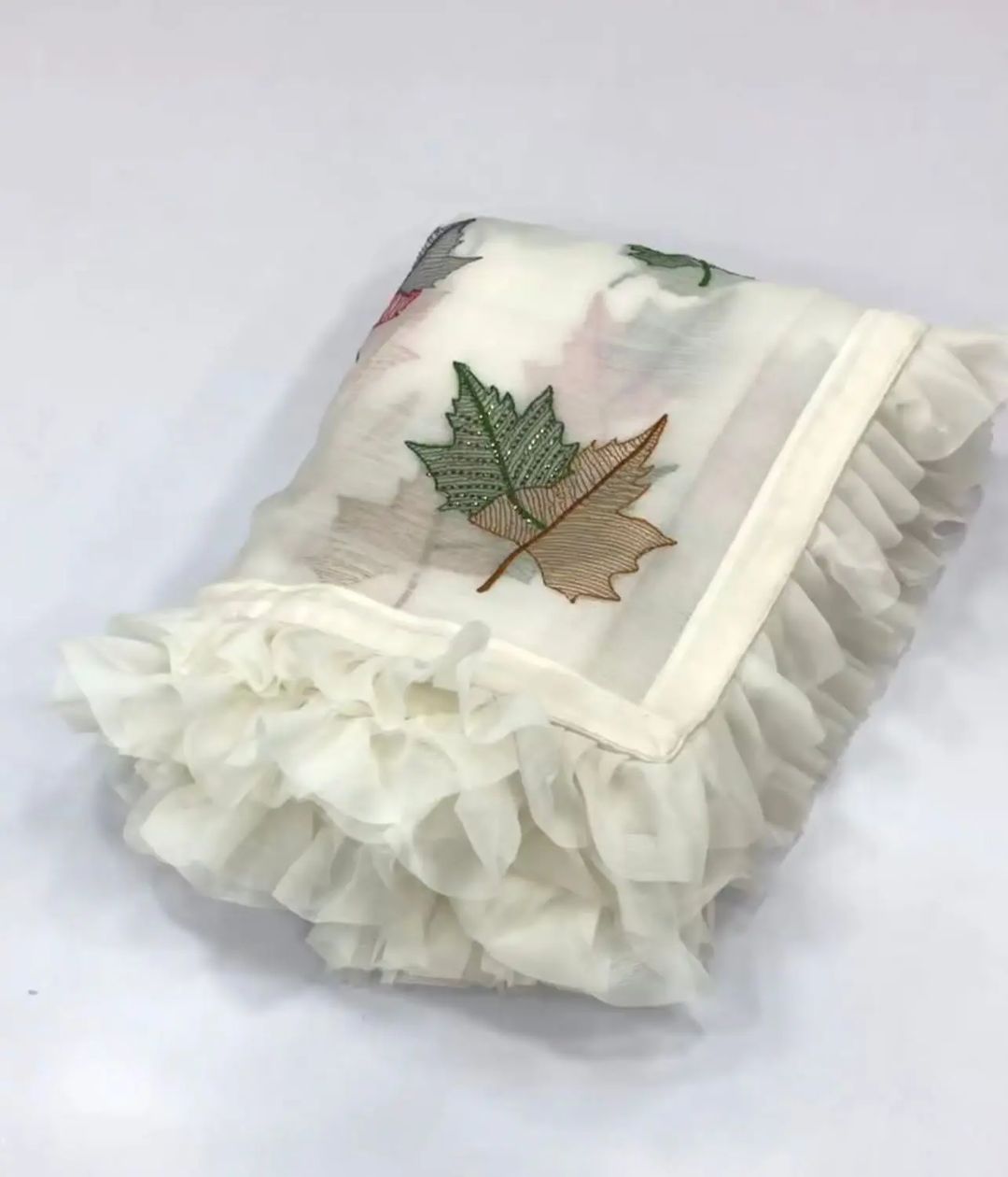 Harmonie gracieuse : Saree de créateur à volants avec Thred et séquence sur fausse georgette