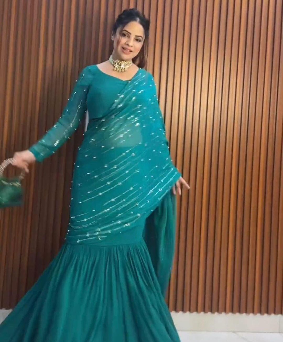 Élégance opulente : ensemble de fausse georgette avec fil, séquence et rivet Moti Work Prêt-à-porter Lehenga Saree pour un glamour sans effort !
