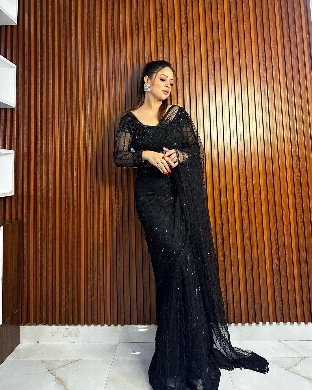 Magnifique Saree en filet de couleur noire prêt à porter