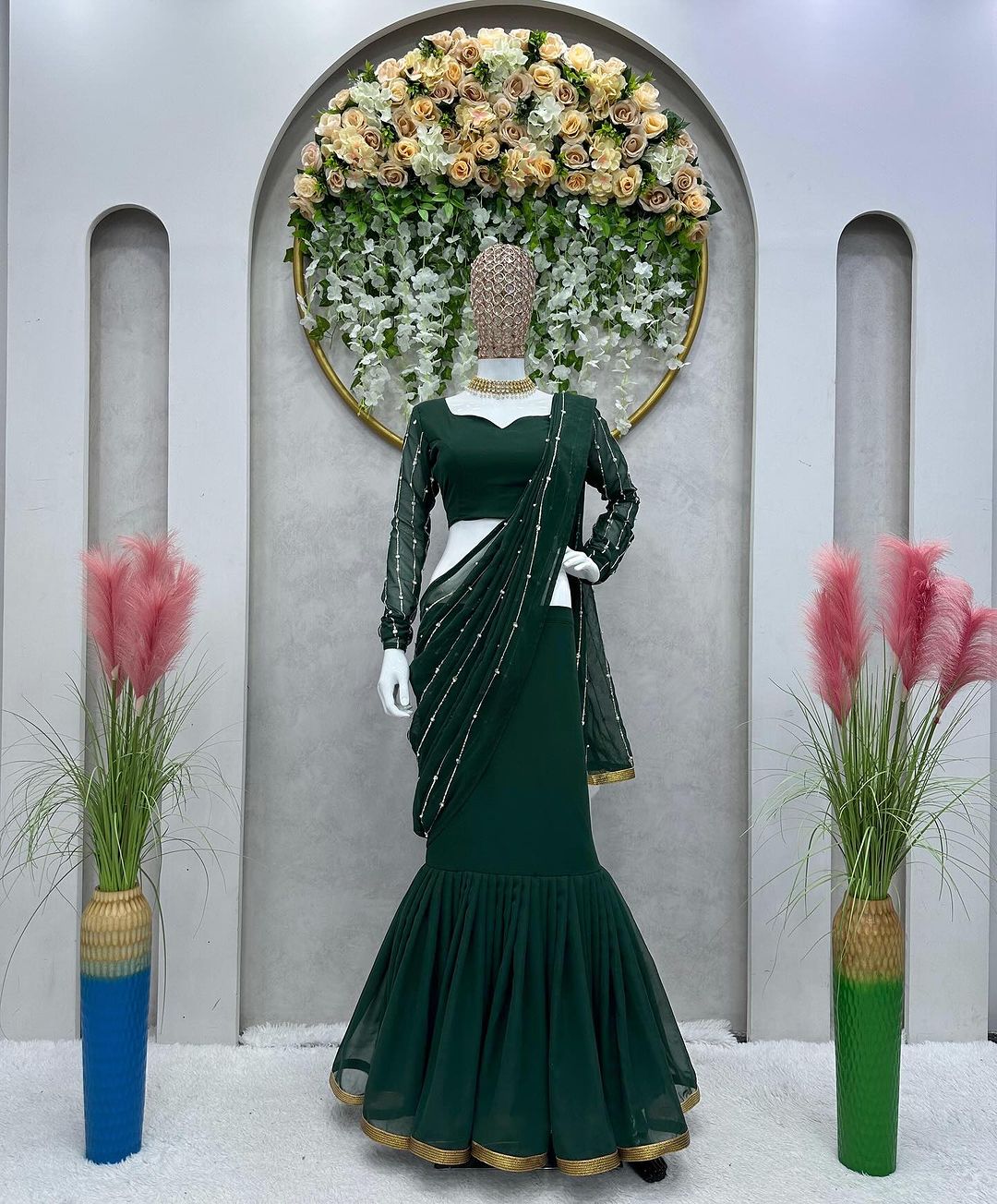 Élégance opulente : ensemble de fausse georgette avec fil, séquence et rivet Moti Work Prêt-à-porter Lehenga Saree pour un glamour sans effort !