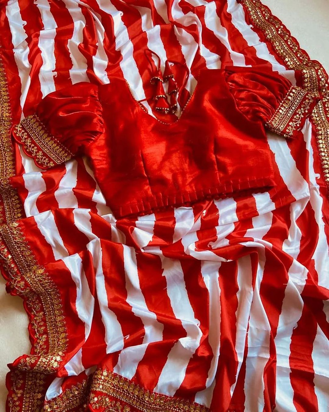 Élégance satinée : Sari en soie satinée douce avec impression numérique, cordon Zari et dentelle à paillettes