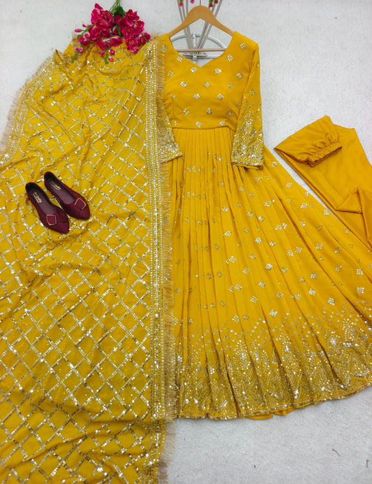 Anarkali Robe Brodé en Sequins & Zari avec Dupatta Élégante