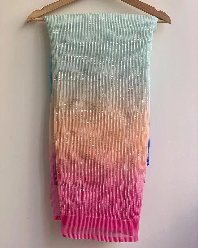 Belle couleur ombrée dans un travail de Georgette lourd Travail de broderie de paillettes avec Crush