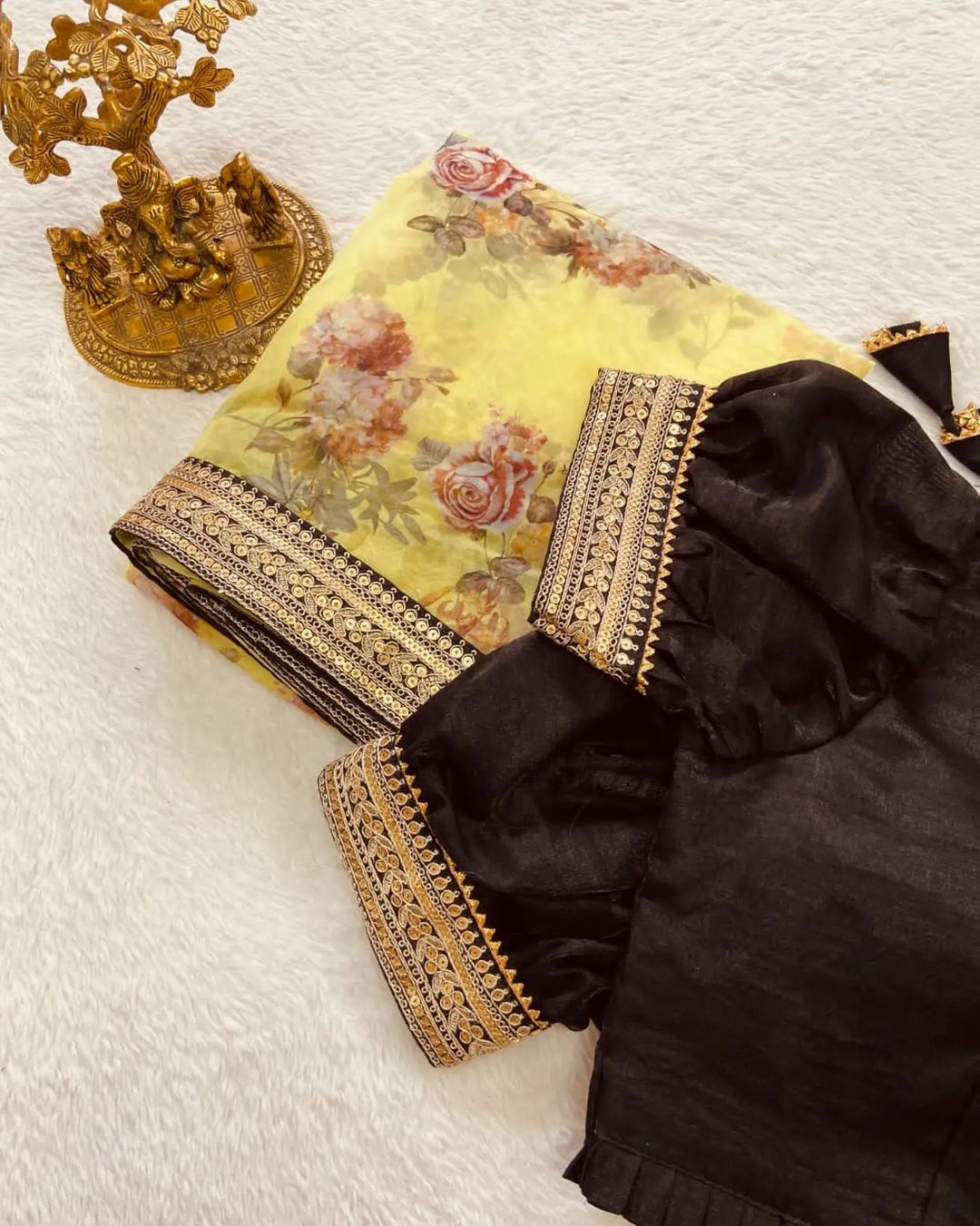 Charme radieux : Saree en organza doux avec impression numérique, cordon Zari et dentelle à paillettes