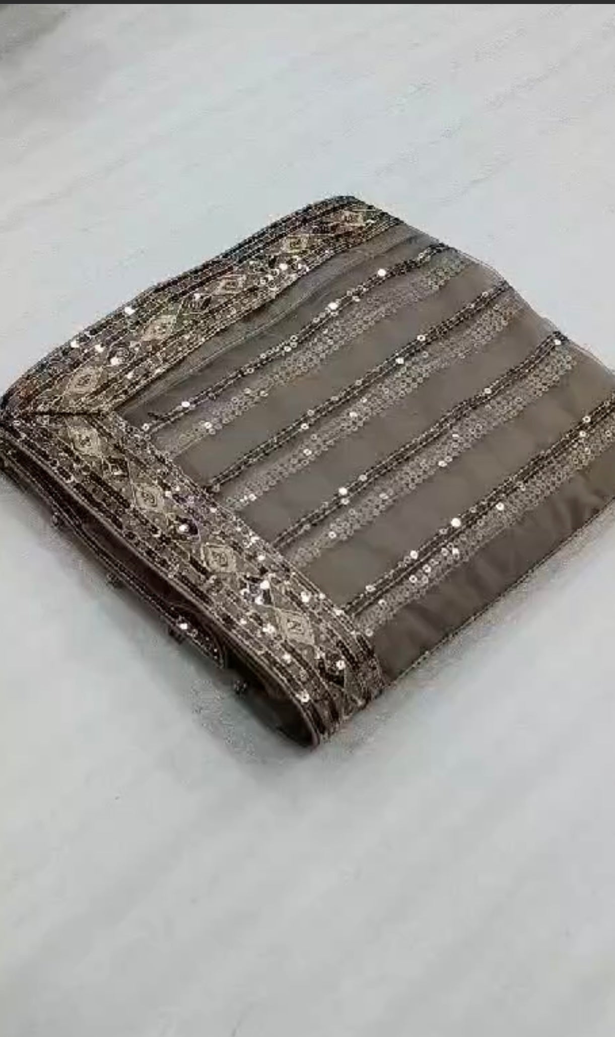 Vous présentant la plus belle collection de saris à paillettes