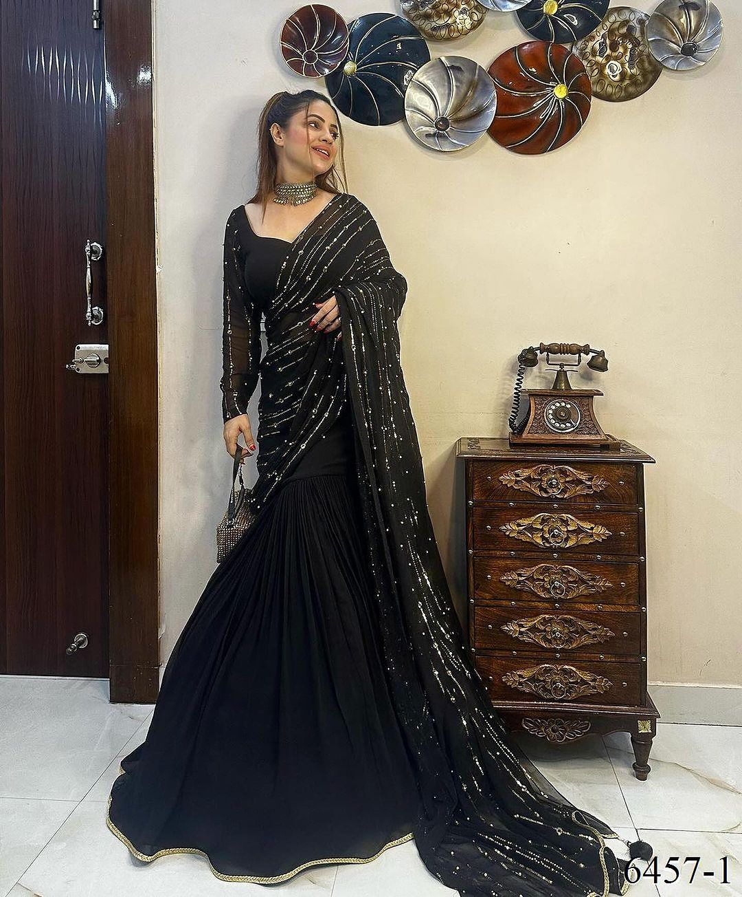 Élégance opulente : ensemble de fausse georgette avec fil, séquence et rivet Moti Work Prêt-à-porter Lehenga Saree pour un glamour sans effort !