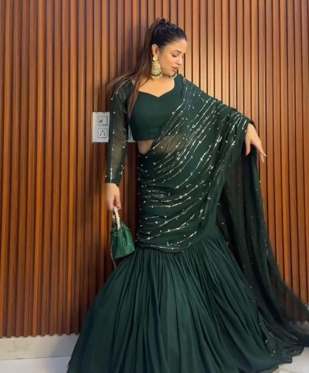 Élégance opulente : ensemble de fausse georgette avec fil, séquence et rivet Moti Work Prêt-à-porter Lehenga Saree pour un glamour sans effort !