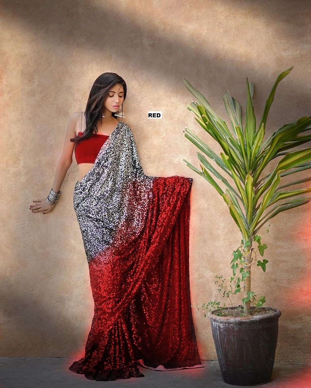 Glamour Fusion : Saree à paillettes Bollywood Blockbuster en georgette lourde de 60 grammes