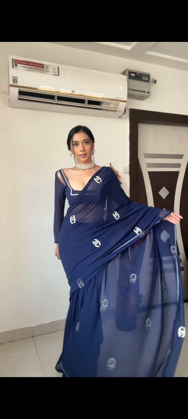 Vous présentant la plus belle dernière collection de Saree prêt-à-porter