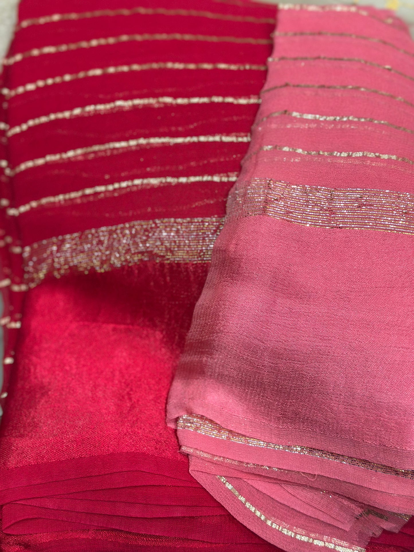Beaux saris en georgette avec bordure en satin